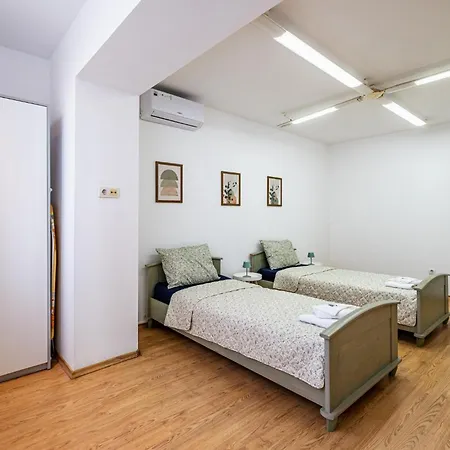 Апартамент Excellent 2br Flat In Downtown Варна